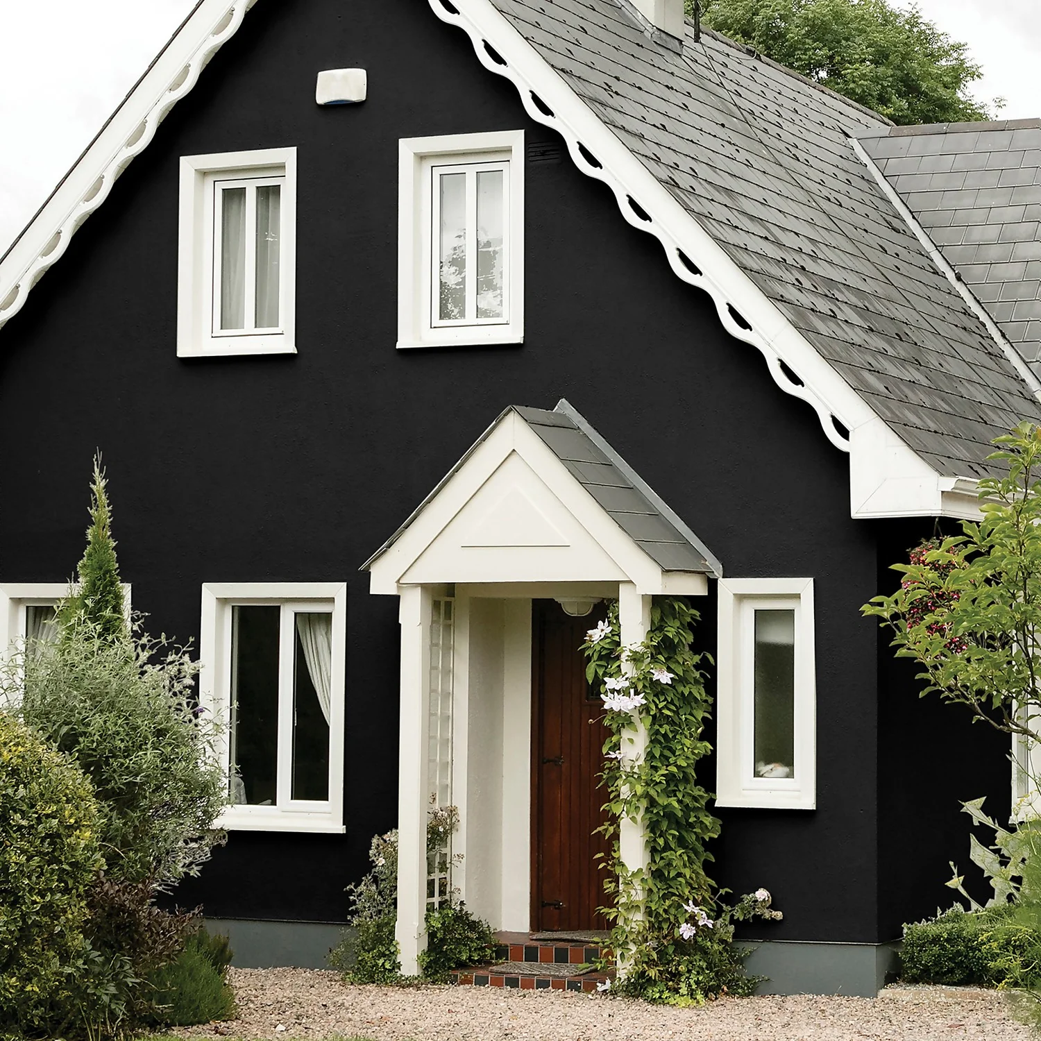 Sandtex® Ultra Smooth Masonry Paint Black - 5L 2 Sandtex® Ultra Smooth Masonry Paint Black - 5L - Image 2