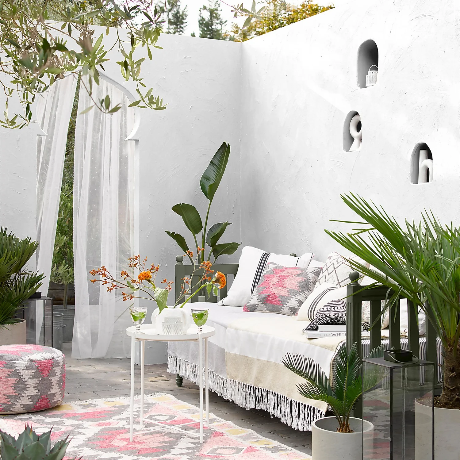 Sandtex® Textured Masonry Paint Pure Brilliant White - 2.5L 3 Sandtex® Textured Masonry Paint Pure Brilliant White - 2.5L - Image 3