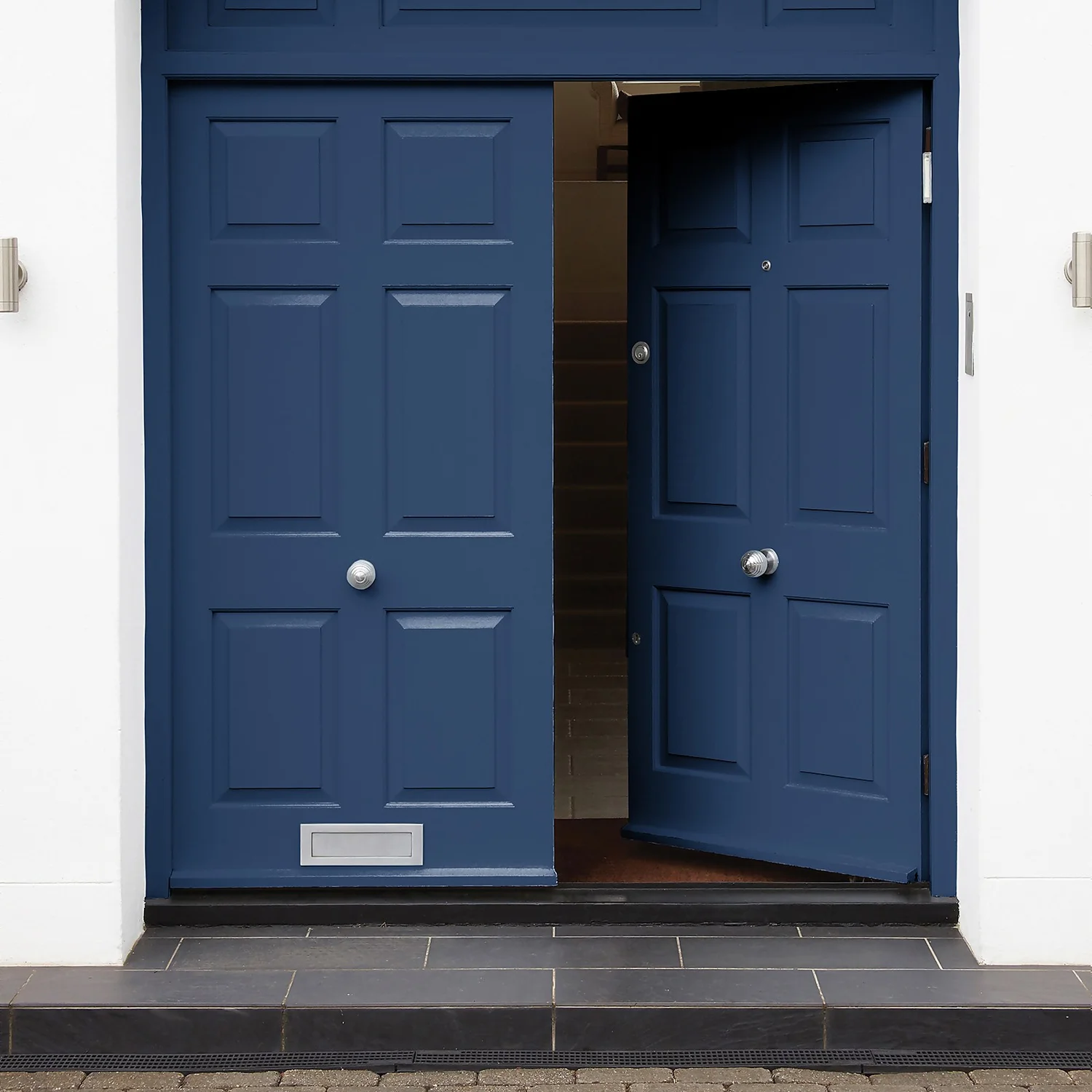 Sandtex® Exterior 10 Year Gloss Paint Oxford Blue - 750ml 2 Sandtex® Exterior 10 Year Gloss Paint Oxford Blue - 750ml - Image 2